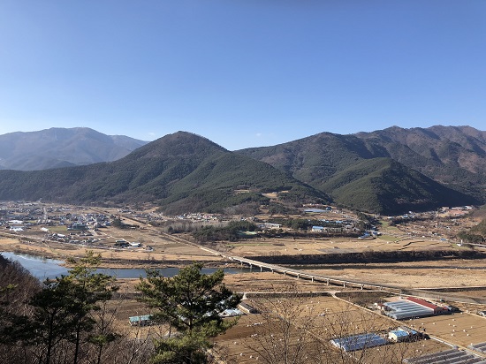 올림픽 아리바우길 2코스인 꽃벼루재 전망대에서 바라본 북평면의 풍경. 