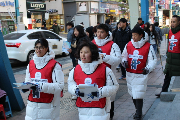 많은 부산시민들이 격려와 박수로 화답했습니다.