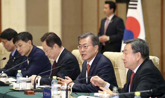 중국을 국빈방문 중인 문재인 대통령이 13일 오후 중국 베이징 조어대에서 열린 한·중 비즈니스 라운드 테이블에서 인사말을 하고 있다. 