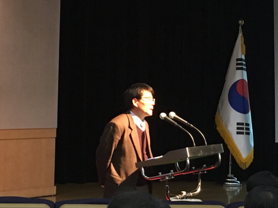 감사원 이완영 수석감사관이 예산낭비 사례를 설명하고 있다.