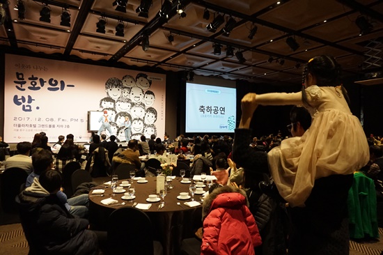 크로키키 브라더스의 드로잉 서커스쇼를 재미있게 보고있는 아이들.