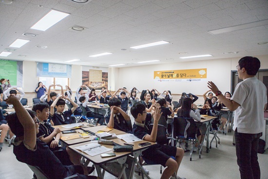 AI 진로체험 워크숍에 참여하고 있는 중학교 학생들.(출처=kakao 블로그)