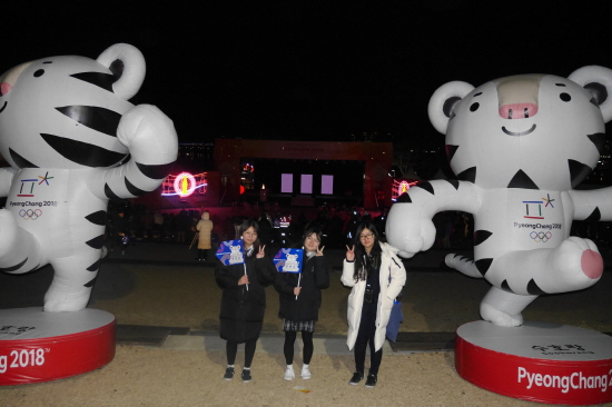 성화봉송 행사에 참여한 강의정, 김송희, 조민아 학생