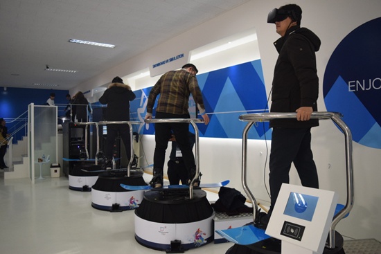 스노보드 VR을 즐기는 관람객들