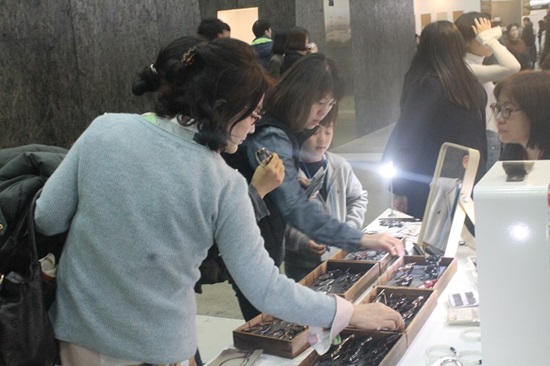 공예 산업과 시민의 거리가 가까워지도록 정부의 지원이 필요하다.
