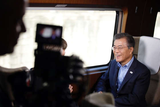 문재인 대통령이 12월 19일 대통령 전용열차인