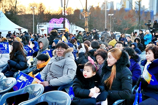 성화 봉송 행사장을 찾은 많은 시민들의 모습 