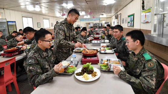 20일 열린 국방부 ‘전군 급식정책심의위원회’에서 한라봉 거봉포도 신규급식품목 채택 등을 담은 ‘2018년 급식방침’을 확정했다.(사진=국방일보)
