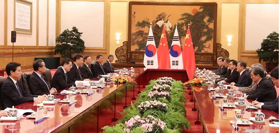 문 대통령은 14일 오후 베이징 인민대회당에서 시진핑 주석과 정상회담을 갖고, 한반도 평화와 안정을 확보하기 위한 4가지 원칙에 합의하였다. (사진=청와대)