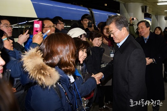 문재인 대통령이 정책기자단과 악수를 하고 있다.(출처=효자동사진관)