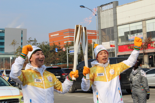포즈를 취하고 있는 성화봉송주자들.