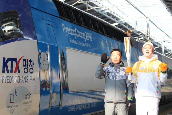 KTX 앞에서 사진촬영.