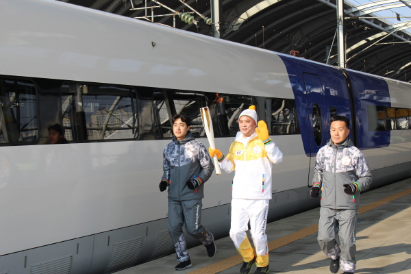 KTX 용산역에서 성화봉송을 진행하고 있는 모습.