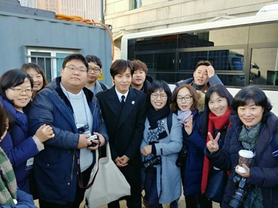 평창동계올림픽 홍보대사 정용화와 기념촬영을 하는 정책기자단.