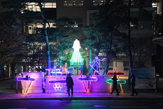 평창읍 자원봉사센터 앞에 2018평창동계올림픽 성공개최를 염원하는 LED 홍보물을 설치하여 주민들에게 큰 호응을 얻고 있다.(사진제공=평창포토뉴스)