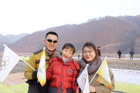 이색봉송 주자인 8명의 패러글라이더 중 한 명인 김창현 씨와 그 가족.