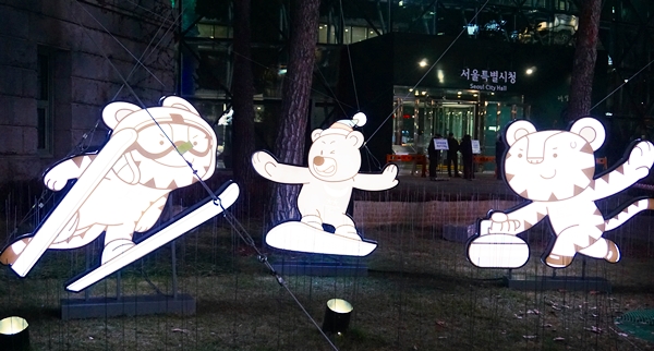 우리 같이 걷던  길이 보이니? 바로 여기 평창 동계올림픽과 패럴림픽 마스코트 수호랑 과 반다비가 생겼어.