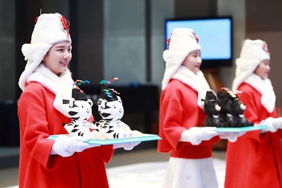 한국 전통의상인 한복에서 착안하고 태극의 청색, 홍색과 흰색을 주로 쓴 평창 동계올림픽 시상요원 의상.(출처=2018 평창 동계올림픽 공식 페이스북)