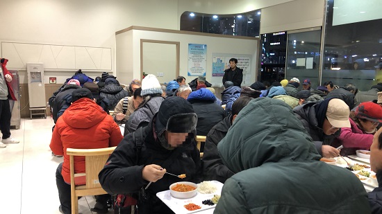 1시간 여의 저녁 배식 동안 배식을 기다리는 줄은 계속 이어졌다.
