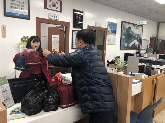 서호노인복지관에서 일부 도시락은 지역주민센터로 배달돼 홀몸 어르신들께 전달된다.