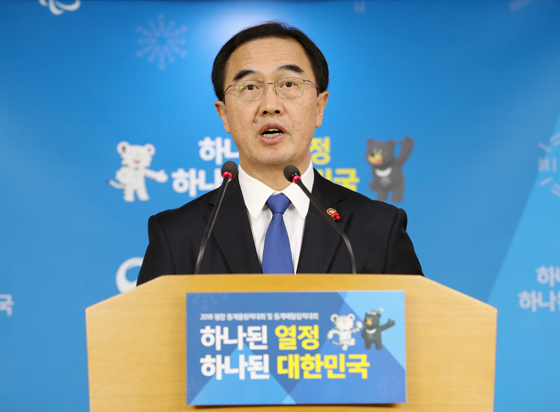 조명균 통일부 장관이 2일 오후 서울 종로구 정부서울청사에서 남북회담 관련 브리핑을 하고 있다.<저작권자(c) 연합뉴스, 무단 전재-재배포 금지>