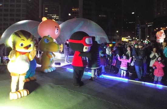 신나는 캐릭터 플래시몹 무대를 보며 환호하고 평창동계올림픽 응원을 외치는 관객들.