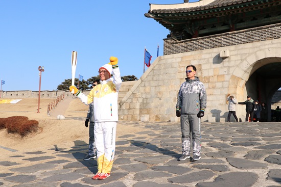 수원 이색봉송구간 출발지 창룡문으로 들어오는 구명서씨