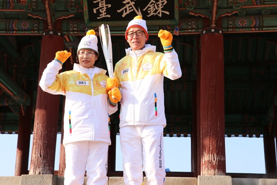 수원 이색봉송구간 성화봉송을 마치고 환하게 웃는 구명서씨와 이순남씨