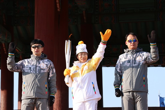 수원 이색봉송구간 성화봉송 주자 이순남씨의 환한웃음과 함께 평창 동계올림픽파이팅!!!