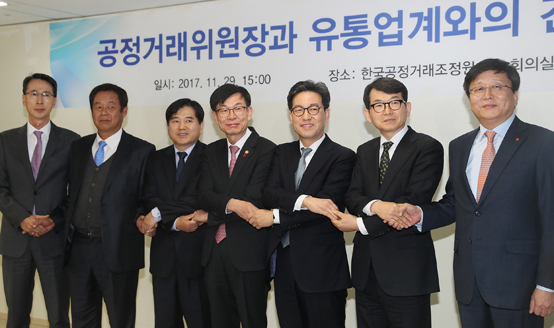 김상조 공정거래위원장이 지난해 11월 29일 서울 중구 대한상공회의소에서 유통업계 대표들과 간담회를 하기 전 기념촬영을 하고 있다. 이 자리에서 김상조 위원장은 “납품업체와 상생은 유통업계 생존의 문제”라고 밝혔다. <저작권자(c) 연합뉴스, 무단 전재-재배포 금지> 