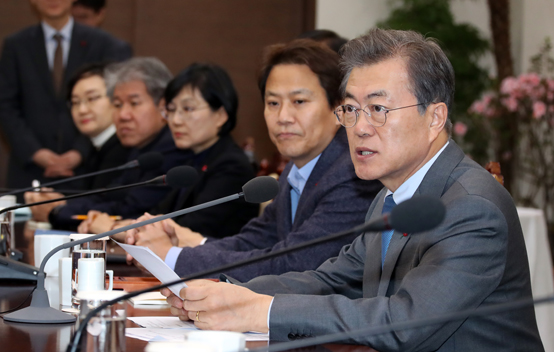 문재인 대통령이 8일 오후 청와대 여민관에서 열린 수석보좌관회의를 주재하고 있다. <저작권자(c) 연합뉴스, 무단 전재-재배포 금지>