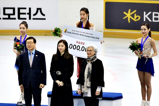 여자부문 수상자들과 김연아 홍보대사의 기념촬영