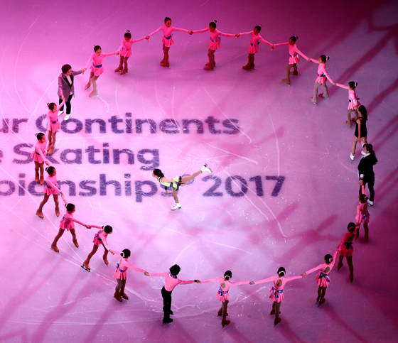 지난 2월 16일 오전 2018 평창동계올림픽 테스트이벤트로 열리는 2017 국제빙상경기연맹(ISU) 4대륙 피겨스케이팅 선수권대회 개막식에서 신혜수 코치와 유망주들이 한국 피겨의 과거와 현재 미래를 공연하고 있다.(사진=저작권자(c) 연합뉴스, 무단 전재-재배포 금지)