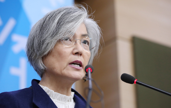 강경화 외교부 장관이 9일 오후 서울 종로구 외교부 청사에서 한일 위안부 합의 처리 방향에 대한 정부 입장을 발표하고 있다. (사진=저작권자(c) 연합뉴스, 무단 전재-재배포 금지)