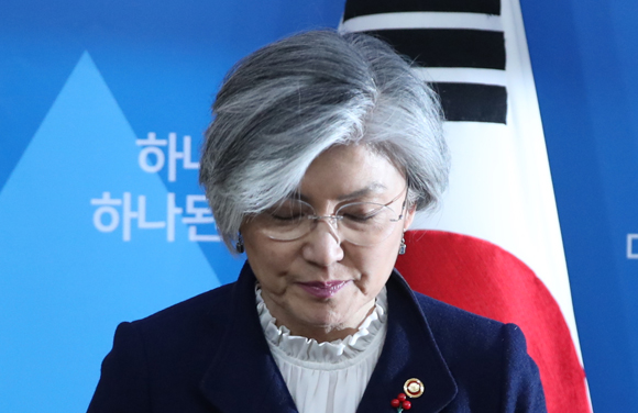 강경화 외교부 장관이 9일 오후 서울 종로구 외교부 청사에서 한일 위안부 합의 처리 방향에 대한 정부 입장을 발표하기에 앞서 굳은 표정으로 인사하고 있다. (사진=저작권자(c) 연합뉴스, 무단 전재-재배포 금지)