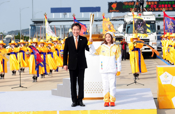 이낙연 국무총리가 2018 평창동계올림픽 개막을 100일 앞둔 11월 1일 인천대교에서 열린 성화봉송 세리머니에서 성화봉송 첫 번째 주자인