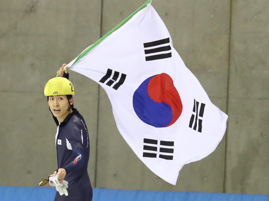 ‘신체조건상 동양인은 장거리 스피드 스케이팅 안된다’는 편견을 깨고 이승훈은 평창동계올림픽 1만m에서 금메달 후보 1순위다. 모두 땀으로 이겨낸 결과다. <저작권자(c) 연합뉴스, 무단 전재-재배포 금지>