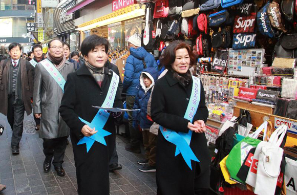 김영주 고용노동부장관은 지난 9일 서울고용노동청 직원들과 함께 서울 명동 일대의 편의점·음식점·소매점 등을 방문, 사업주와 노동자들에게 최저임금 준수 필요성을 설명하고 일자리 안정자금을 홍보하는 캠페인을 실시했다. (사진=고용노동부)