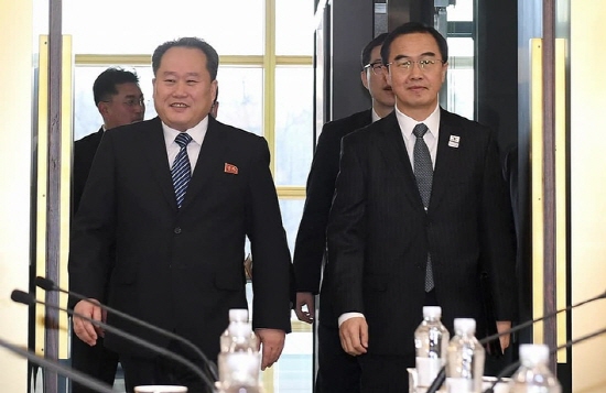 남북 회담장으로 나란히 들어서는 우리 측 대표 조명균 통일부장관과 북측 대표 리선권 조국평화통일위원장의 모습 (출처=통일부)