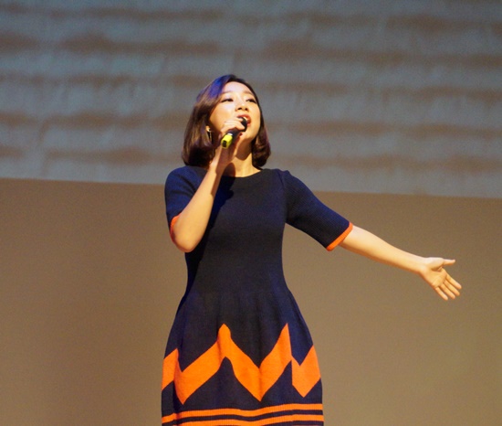(열창하는 유주혜 뮤지컬 배우의 모습)