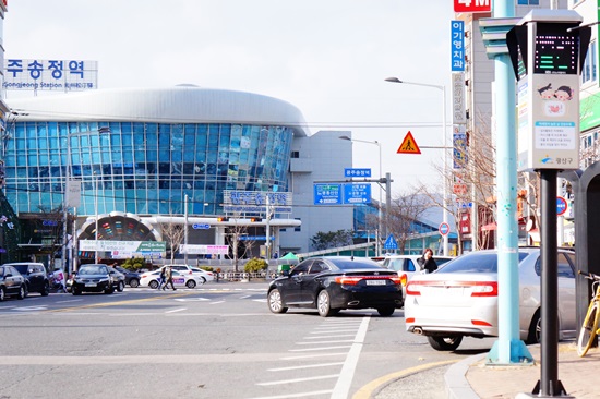 광주송정역 대로변에 설치된 미세먼지 신호등