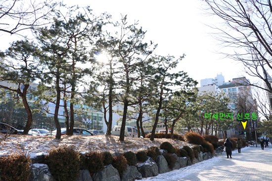 멀리보이는 강남구청 미세먼지 신호등