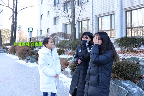 미세먼지 신호등에 대해 잘 알고 있는 인근 중학교 여학생들