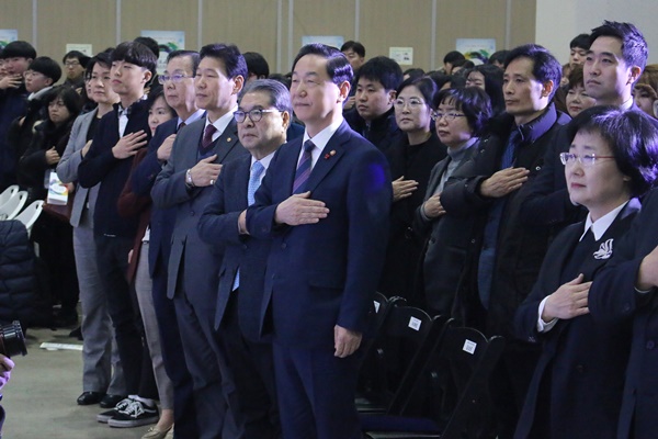 진지한 분위기에서 진행된 국민의례에 임하는 내외 귀빈들