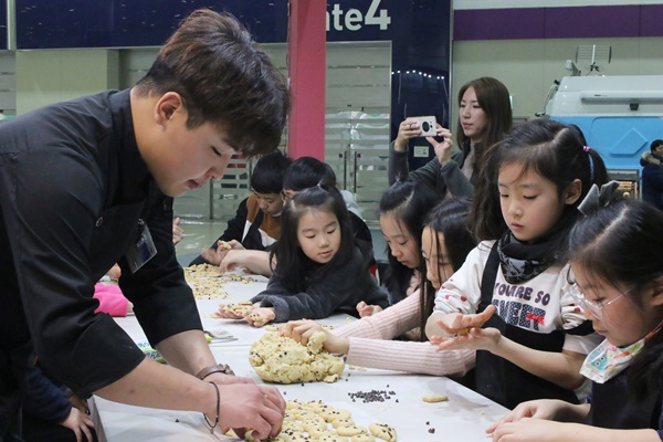 어린이들에게 인기가 많았던 쿠키 만들기 체험 프로그램