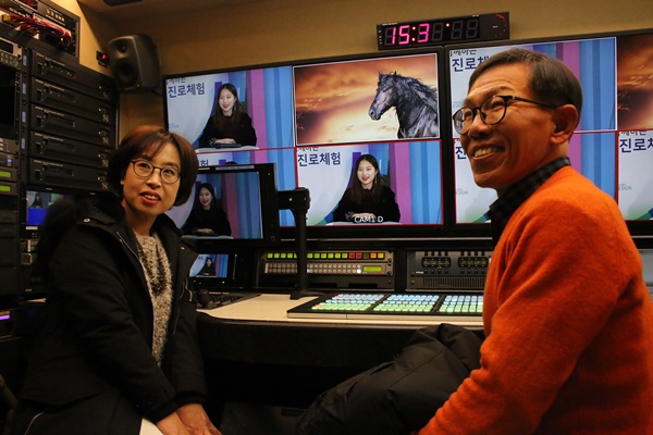 방송세트에서 찍은 영상을 바로 송출 가능한 중계차량 내부도 볼 수 있었다