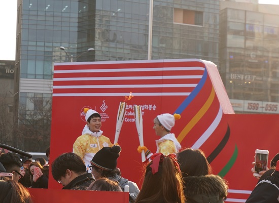 토치 키스하는 위너의 송민호와 배우 정경호 
