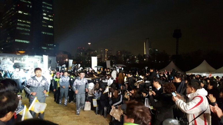 서울에서의 마지막 성화봉송주자가 무대를 향하여 들어오고 있다
