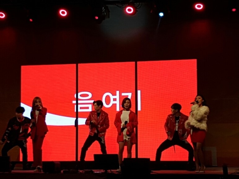 마마무와 코카콜라 COKEPLAY 퍼퍼먼스의 협연이 펼쳐지고 있다
