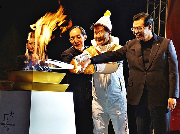 성화를 임시 성화대에 안치하고 있다. 